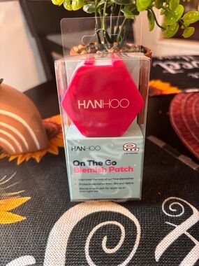 On The Go Blemish Patch - Bright Pink Compact